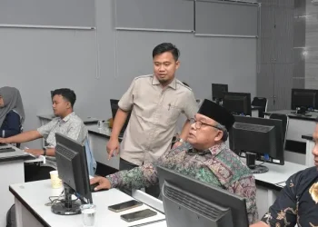 Muhyiddin, S.Ak., M.Ak., CAP, selaku trainer dalam acara Training of Trainer Digital Accounting saat memberikan materi untuk dosen dan tendik FEB Unisma.