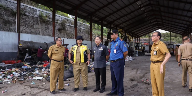 Pj Wali Kota Batu Aries Agung Paewai berdiskusi dengan jajarannya di Kantor TPA Tlekung untuk menuntaskan permasalahan yang tak pernah kelar bertahun-tahun.