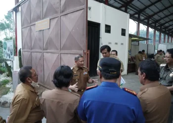 Pj Wali Kota Batu, Aries Agung Paewai, berdiskusi dengan jajarannya di Kantor TPA Tlekung. Dia telah menyusun SOP TPS3R untuk mengurangi volume sampah masuk ke TPA Tlekung.
