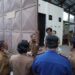 Pj Wali Kota Batu, Aries Agung Paewai, berdiskusi dengan jajarannya di Kantor TPA Tlekung. Dia telah menyusun SOP TPS3R untuk mengurangi volume sampah masuk ke TPA Tlekung.