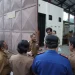 Pj Wali Kota Batu, Aries Agung Paewai, berdiskusi dengan jajarannya di Kantor TPA Tlekung. Dia telah menyusun SOP TPS3R untuk mengurangi volume sampah masuk ke TPA Tlekung.