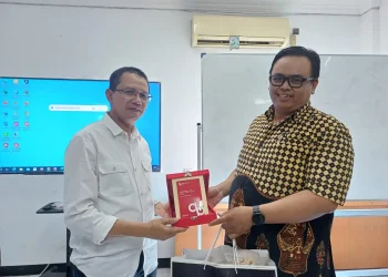 Direktur Vokasi UMM Dr Tulus Winarsunu saat menerima cinderamata dari Akademi Komunitas Negeri Putra Sang Fajar Blitar.
