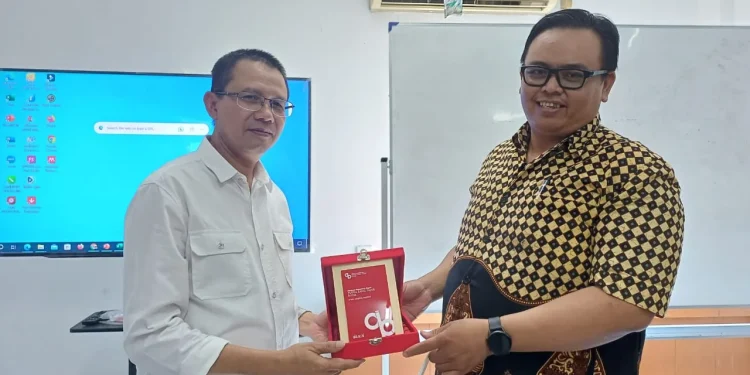 Direktur Vokasi UMM Dr Tulus Winarsunu saat menerima cinderamata dari Akademi Komunitas Negeri Putra Sang Fajar Blitar.