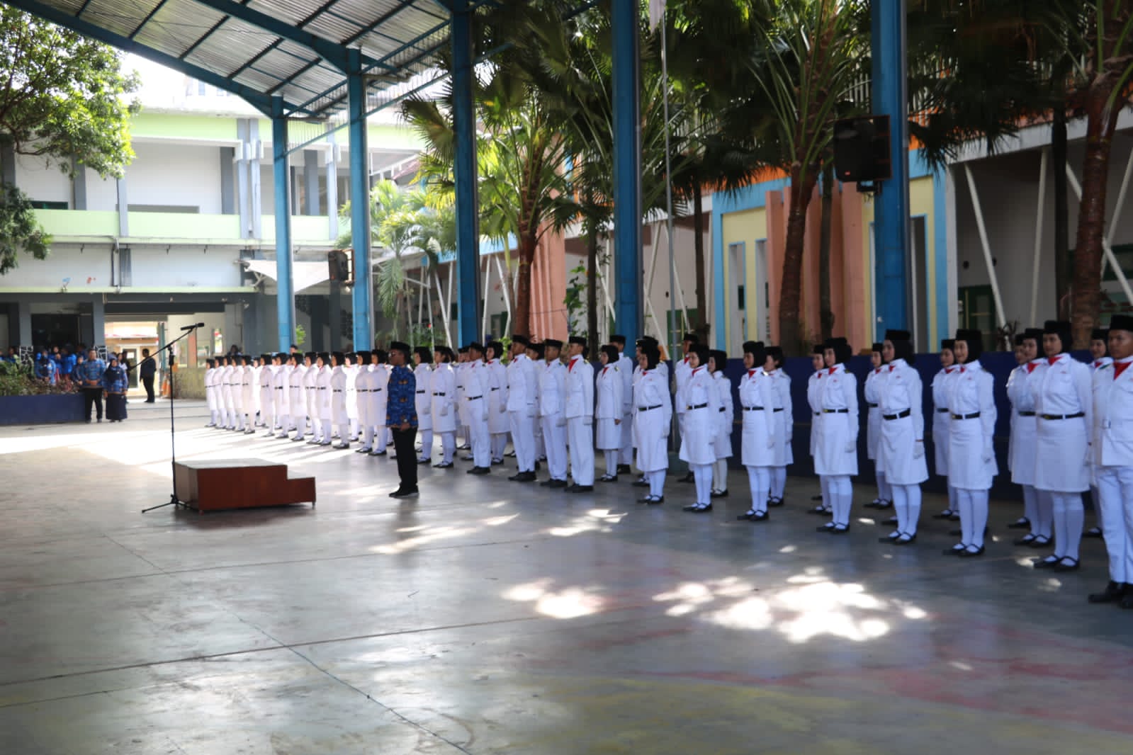 Pelaksanaan upacara pengibaran bendera mera h putih di SMK Negeri 2 Kota Malang.