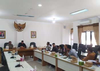 Warga Desa Tlekung saat melakukan audiensi ke Komisi C DPRD Kota Batu.