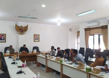 Warga Desa Tlekung saat melakukan audiensi ke Komisi C DPRD Kota Batu.