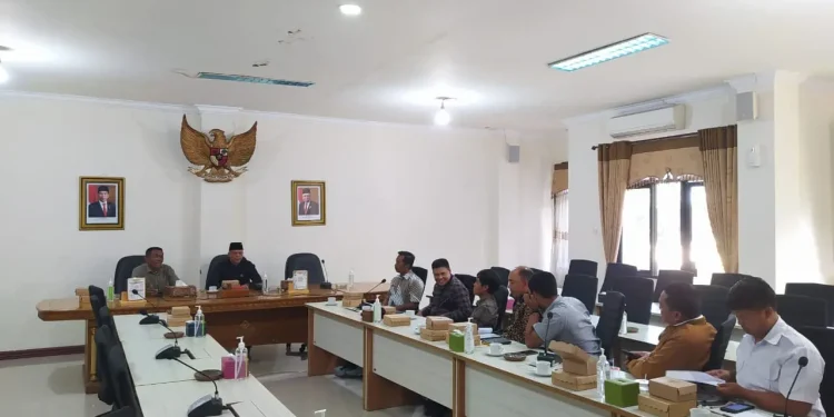 Warga Desa Tlekung saat melakukan audiensi ke Komisi C DPRD Kota Batu.
