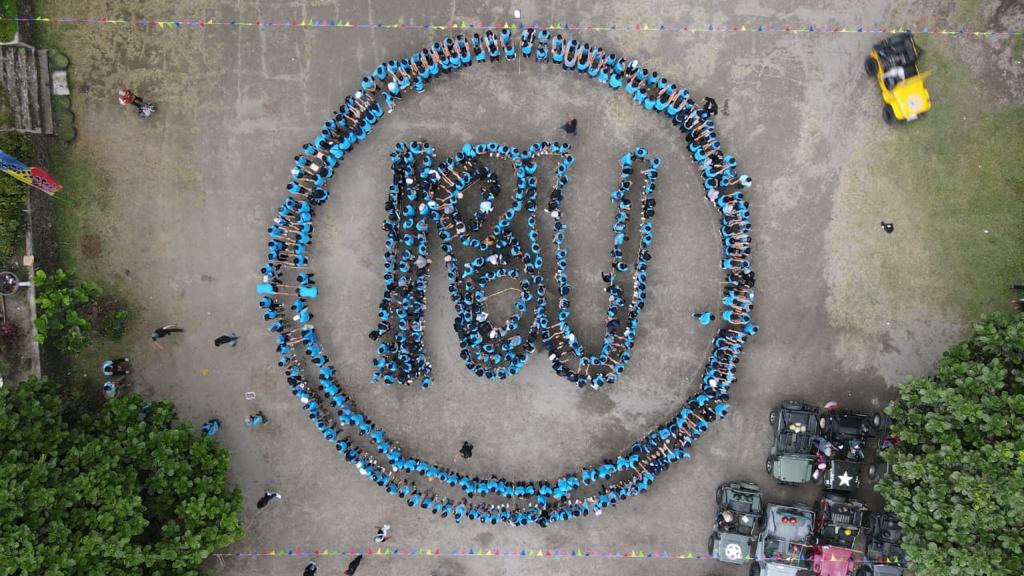 Tangkapan udara para mahasiswa membentuk formasi IBU (Ikip Budi Utomo).