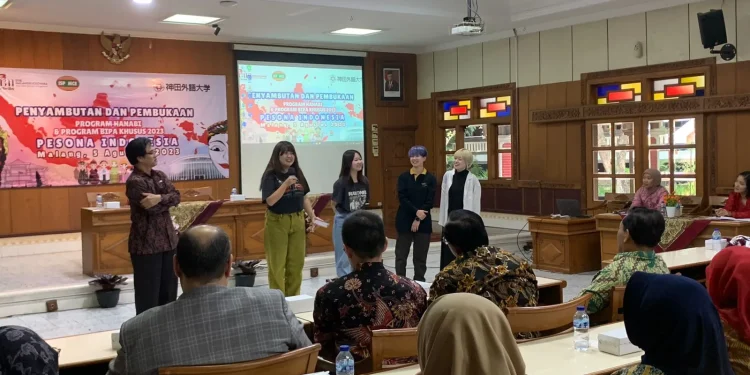 Keseruan penyambutan mahasiswa asing di STIE Malangkucecwara.