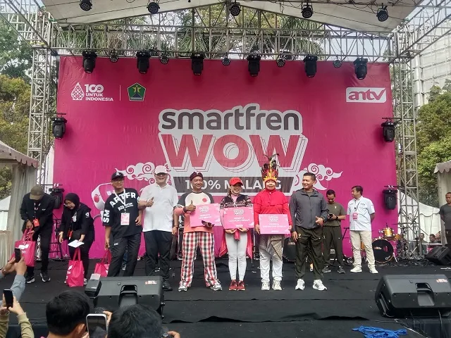 Penyerahan apresiasi kepada peserta senam bersama. 