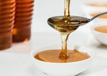 Madu menjadi pengganti gula yang dibuat oleh lebah.