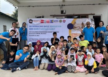Para pengajar dari Universitas Brawijaya saat memberikan edukasi literasi keuangan terhadap anak-anak pekerja migran di Malaysia.