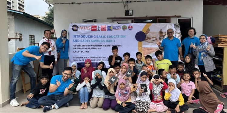 Para pengajar dari Universitas Brawijaya saat memberikan edukasi literasi keuangan terhadap anak-anak pekerja migran di Malaysia.