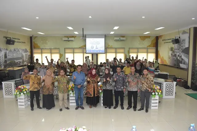 Foto bersama FEB Unisma dengan pembicara dari Jepang.