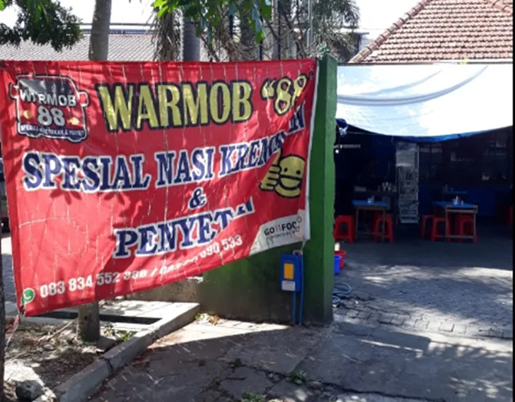 Nasi kremikan, sajian khas Warmob 88 untuk sarapan.
