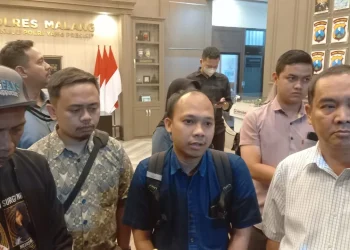 Keluarga korban Tragedi Kanjuruhan beserta kuasa hukum usai audiensi di Mapolres Malang.