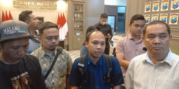 Keluarga korban Tragedi Kanjuruhan beserta kuasa hukum usai audiensi di Mapolres Malang.
