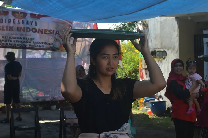 Lomba nyunggi nampan.