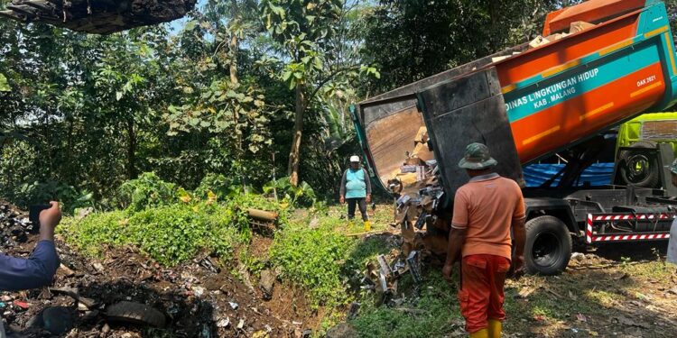 Pemusnahan rokok tanpa pita cukai di TPA Talangagung Kepanjen. Foto: Kejari Kabupaten Malang