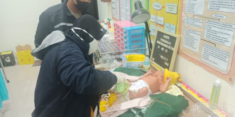 Petugas Puskesmas Sumbermanjing Wetan memberi penanganan pada bayi yang dibuang. Foto: Polsek Sumbermanjing Wetan