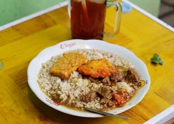 Ilustrasi rawon, makanan nusantara yang mampu mengalahkan banyak makanan dunia sehingga menjadi makanan berkuah terenak di dunia.