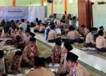 Sesi pendampingan psikoedukasi pubertas sehat oleh mahasiswa.