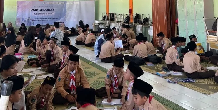 Sesi pendampingan psikoedukasi  pubertas sehat oleh mahasiswa.