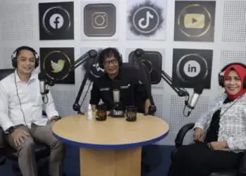 Wali Kota Surabaya, Eri Cahyadi, saat hadir di acara podcast di Unitomo.
