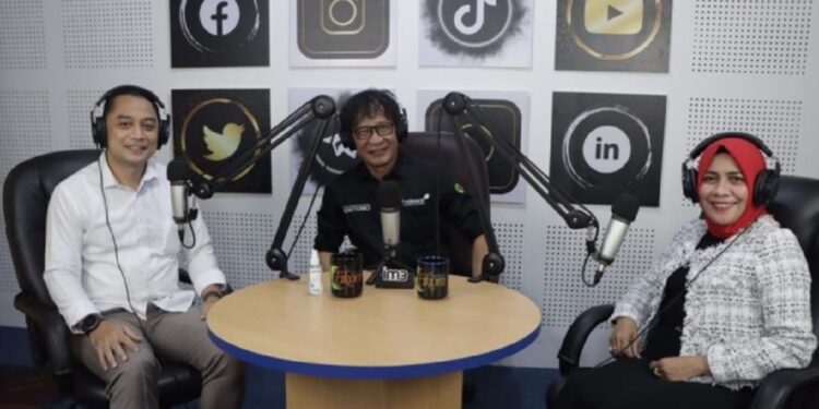 Wali Kota Surabaya, Eri Cahyadi, saat hadir di acara podcast di Unitomo.