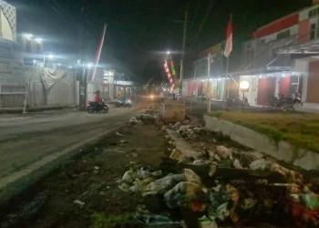 diguyur hujan deras, jalanan banjir sampah