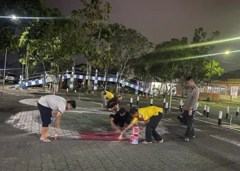 Petugas satlantas Polres malang hapus angka 8 ujian SIM