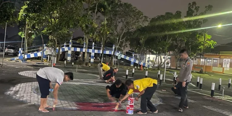 Petugas satlantas Polres malang hapus angka 8 ujian SIM