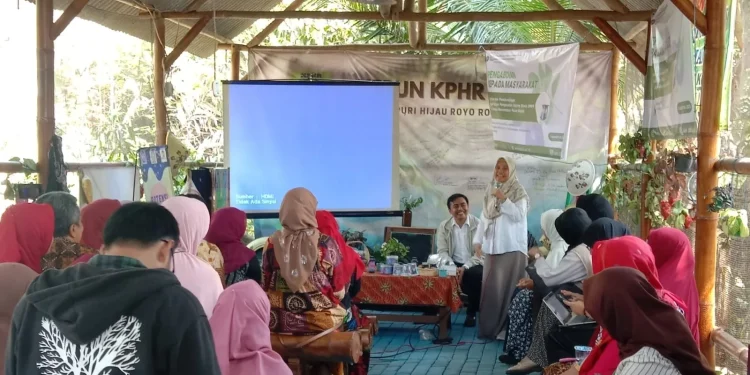 Fakultas Pertanian UB bantu warga olahan bunga telang