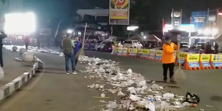 sampah berserakan