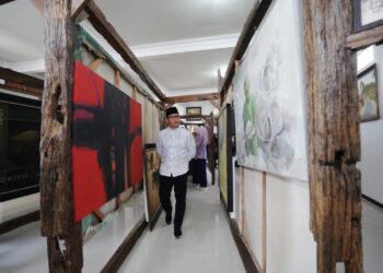 Pj Wali Kota Batu Aries Agung Paewai saat mengunjungi lukisan hasil karya para ABK di Kota Batu, Jawa Timur. Foto: Prokopim KWB