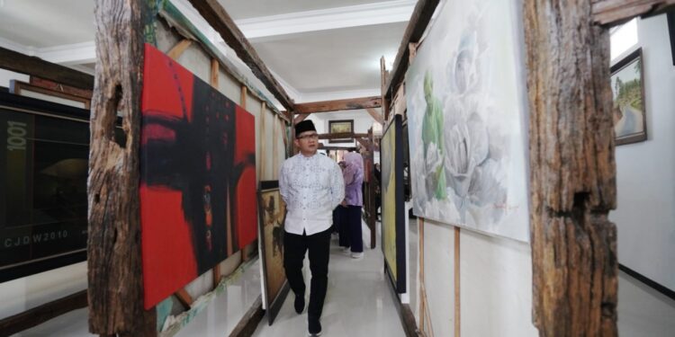 Pj Wali Kota Batu Aries Agung Paewai saat mengunjungi lukisan hasil karya para ABK di Kota Batu, Jawa Timur. Foto: Prokopim KWB
