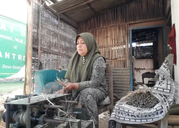 Perajin tusuk sate