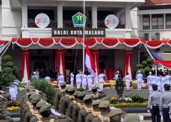 Pengibaran bendera merah putih di halaman balaikota Malang. Foto / Feni Yusnia