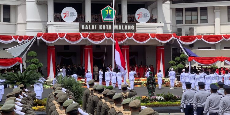 Pengibaran bendera merah putih di halaman balaikota Malang. Foto / Feni Yusnia