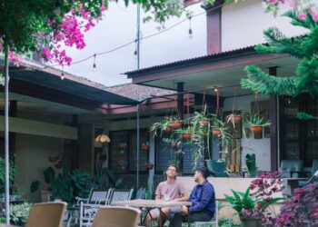 Wisatawan mancanegara berkunjung di kafe yang ada di kawasan Kampoeng Heritage Kajoetangan (dok.)