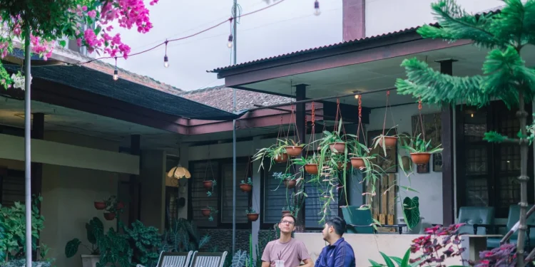 Wisatawan mancanegara berkunjung di kafe yang ada di kawasan Kampoeng Heritage Kajoetangan (dok.)
