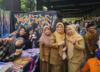 Kepala SMAN 8 Malang, guru dan siswa ramaikan bazar Smarihasta di Panen Karya P5. Foto / dok SMAN 8 Malang