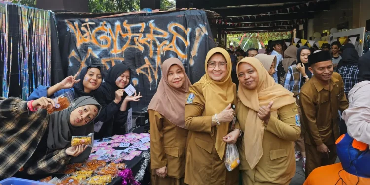 Kepala SMAN 8 Malang, guru dan siswa ramaikan bazar Smarihasta di Panen Karya P5. Foto / dok SMAN 8 Malang