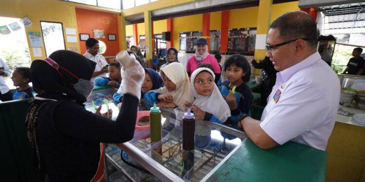 Pj. Wali Kota Batu Aries Agung Paewai saat berkunjung melihat sistem penanganan sampah yang terstruktur dengan baik di SDN Punten 01 Bumiaji. Foto: Prokopim KWB