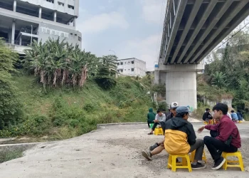 ngopi di tepi sungai brantas