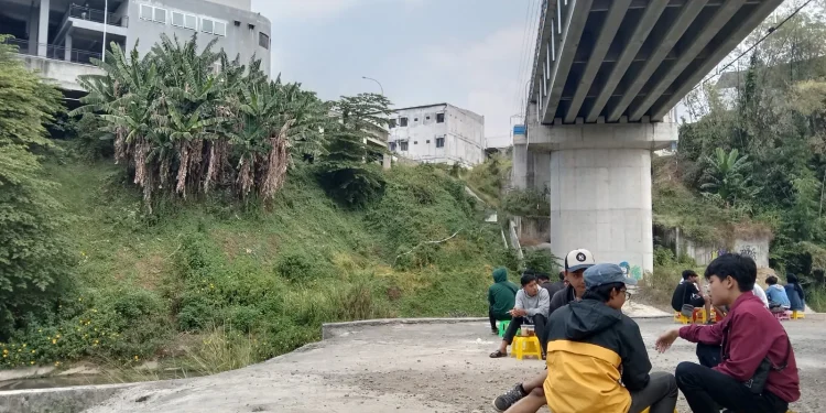 ngopi di tepi sungai brantas