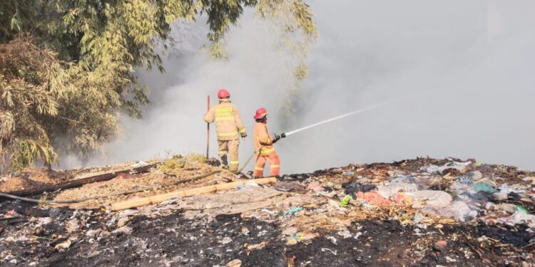 Petugas gabungan dari Damkarmat dan BPBD Kots Batu saat melakukan pemadaman api di TPS Songgoriti. Foto: BPBD Kota Batu