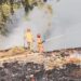 Petugas gabungan dari Damkarmat dan BPBD Kots Batu saat melakukan pemadaman api di TPS Songgoriti. Foto: BPBD Kota Batu