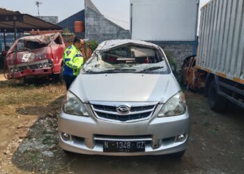 Kondisi mobil Xenia usak dievakuasi dari lokasi kejadian. Foto: Satlantas Polres Malang