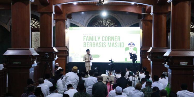 Wali Kota Malang Sutiaji melaunching pilot program family corner berbasis masjid di Kota Malang. Foto / dok Pemkot Malang